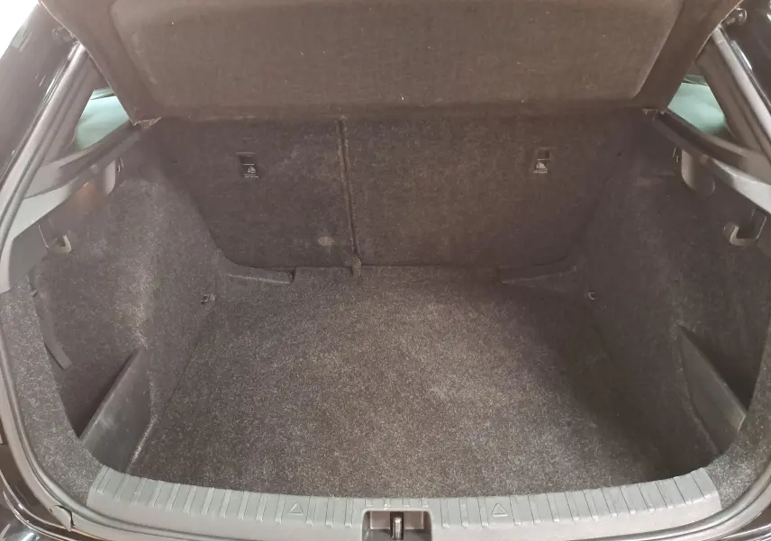 Coffre ouvert d'une Skoda Scala 1.0 TSI 110 DSG7 Monte-Carlo noir Magic nacré, vue intérieure arrière.