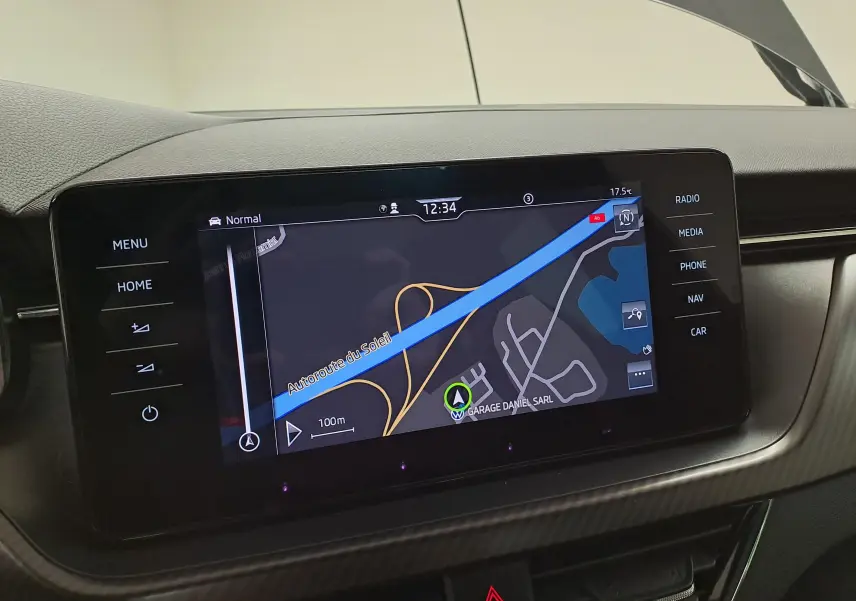 Écran tactile central du tableau de bord d'une Skoda Scala 2022, affichant la navigation GPS en mode jour.