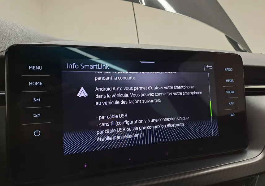 Écran tactile central du Skoda Scala 2022 affichant les options de connexion Android Auto, avec commandes tactiles latérales.