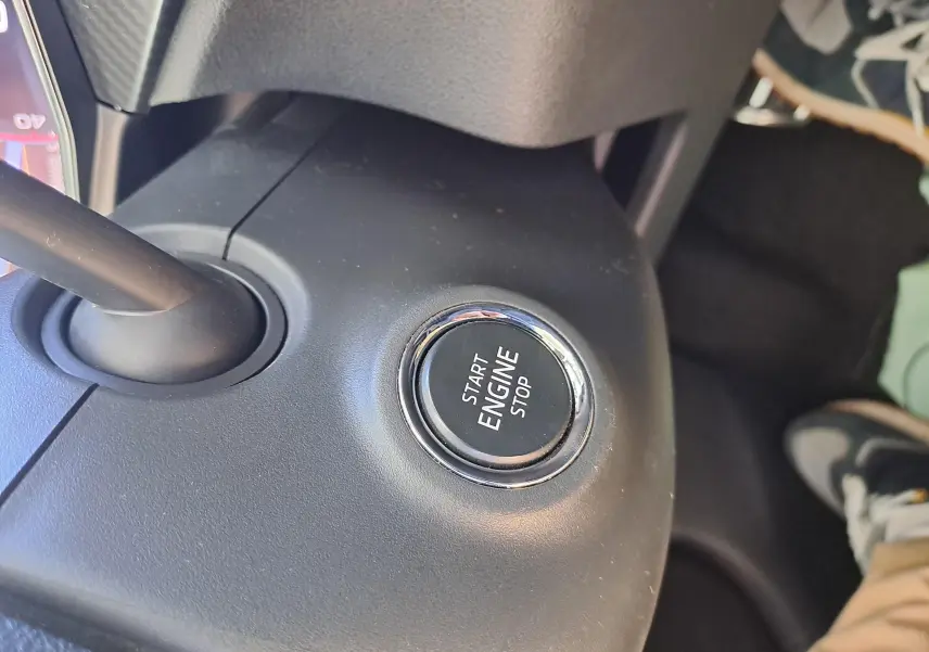 Bouton démarrage moteur circulaire avec inscription Start Engine Stop sur console noire à l'intérieur d'une Skoda Scala Monte-Carlo 2022