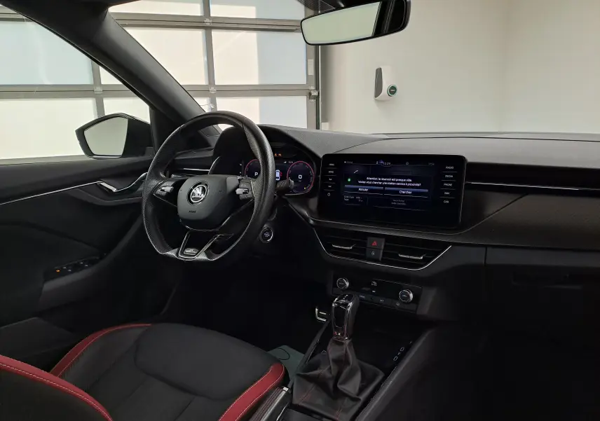 Intérieur avant du Skoda Scala Monte-Carlo 2022, vue côté conducteur, avec volant cuir et écran tactile central.