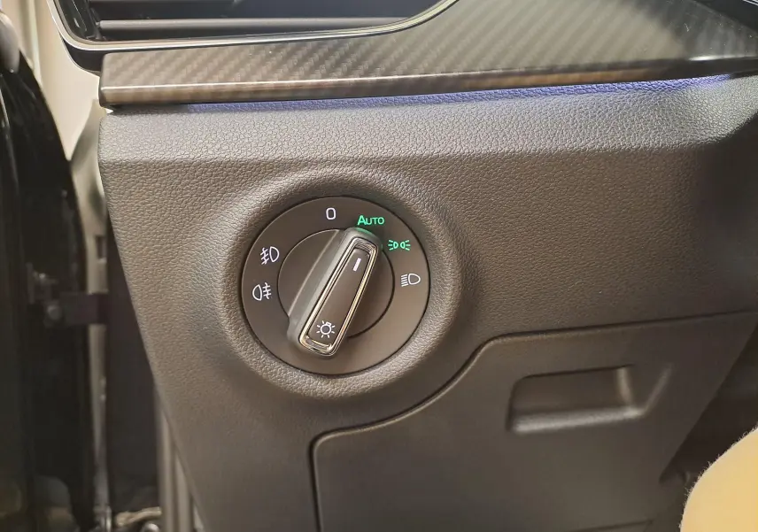 Gros plan sur le sélecteur d'éclairage intérieur du Skoda Scala 2022, finition Monte-Carlo en Noir Magic nacré.