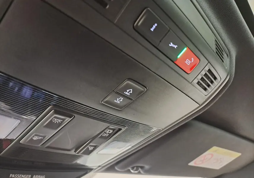 Plafonnier intérieur avec commandes d'éclairage et bouton SOS dans une Skoda Scala noire Magic nacré 2022