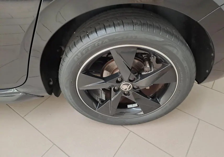 Gros plan sur la roue arrière gauche d'une Skoda Scala 2022 Noir Magic Nacré avec jante noire à cinq branches.