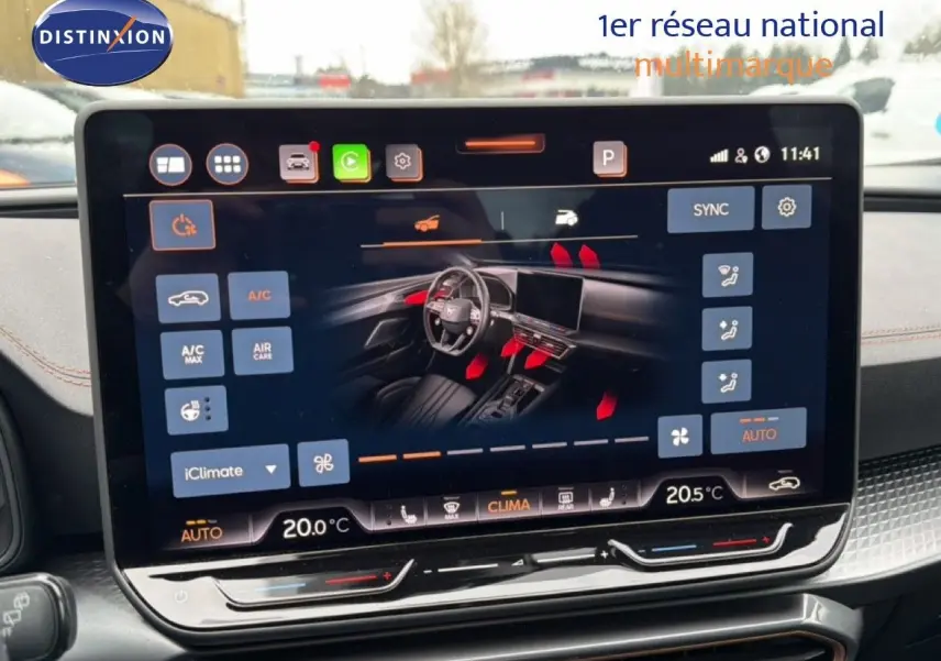 Écran tactile central affichant le réglage de la climatisation dans l’habitacle d’une CUPRA Formentor blanc neige métal.