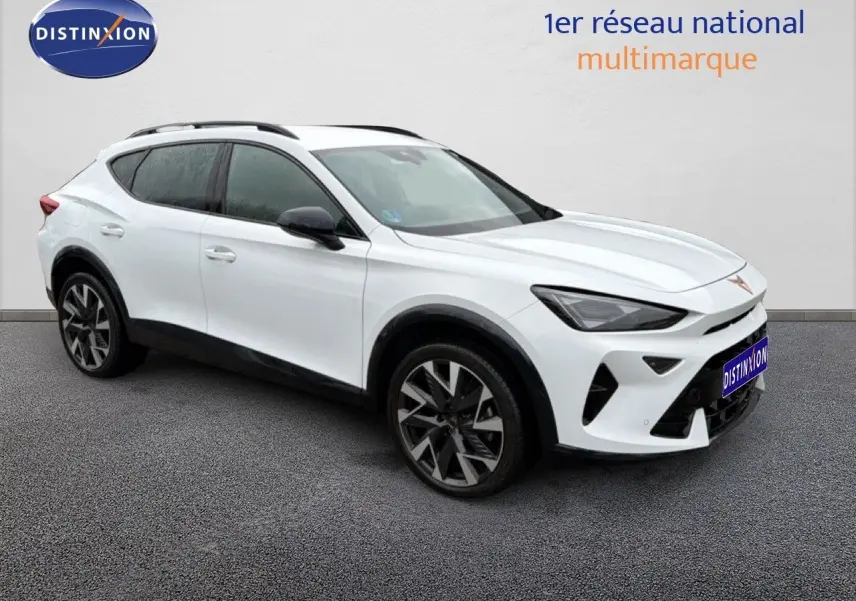 Vue 3/4 avant d’un CUPRA Formentor blanc neige métallisé avec jantes bi-ton et détails noirs contrastants.