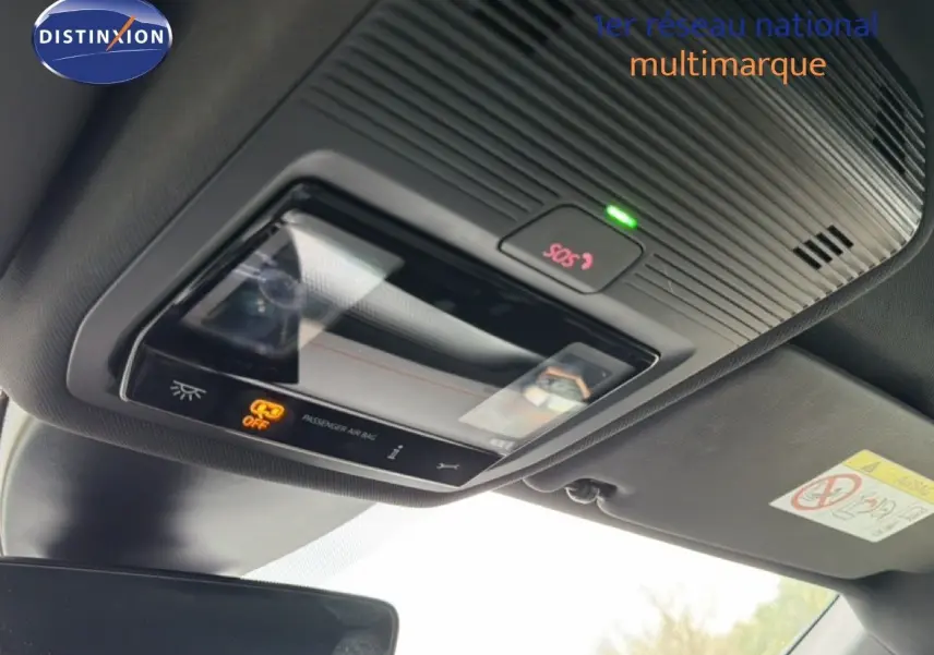 Vue intérieure en gros plan du plafonnier avec bouton SOS et indicateur d'airbag passager sur CUPRA Formentor blanc neige métal.