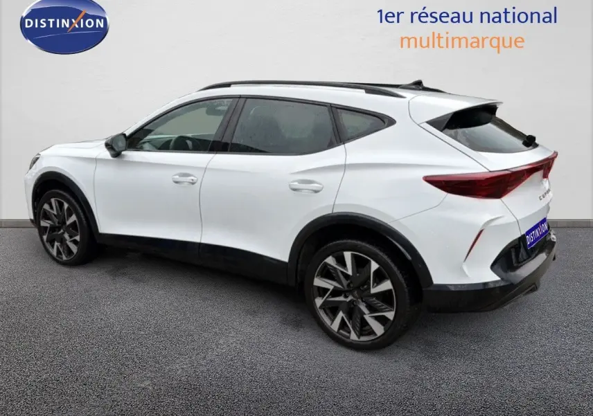 Vue 3/4 arrière droite d’un CUPRA Formentor blanc neige métal avec jantes noires et toit ouvrant.