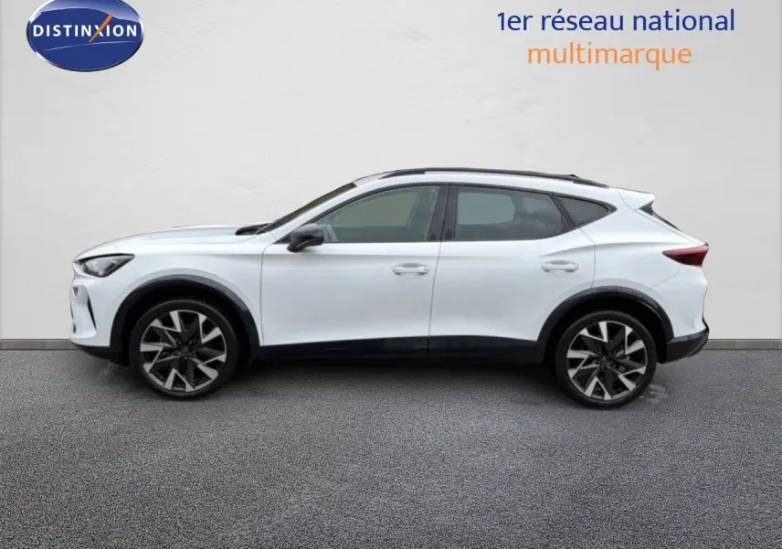 Vue latérale droite d'un CUPRA Formentor blanc neige métal avec jantes alliage bicolores et toit noir.