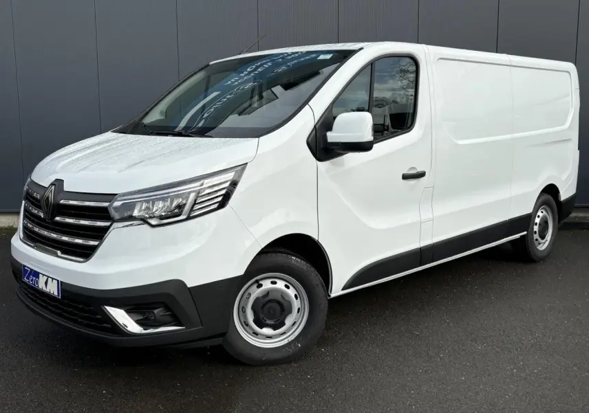 Renault Trafic Fourgon blanc glacier en 3/4 avant droit, avec calandre chromée et jantes acier simples.