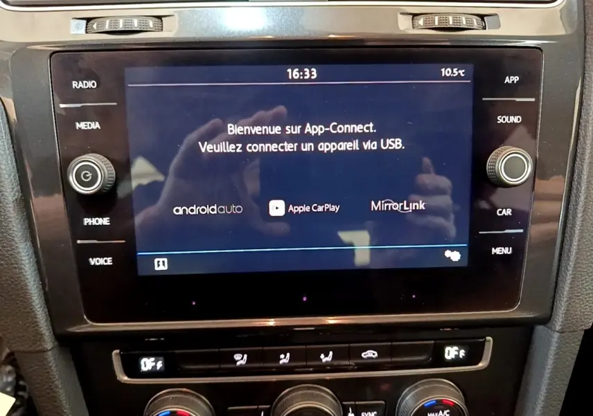 Écran tactile central de la Volkswagen Golf noire 2019, affichant l'interface App-Connect avec options Android Auto et Apple CarPlay.