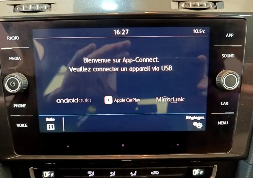 Écran tactile central de la Volkswagen Golf noire 2019 affichant le menu App-Connect avec options Android Auto et Apple CarPlay.