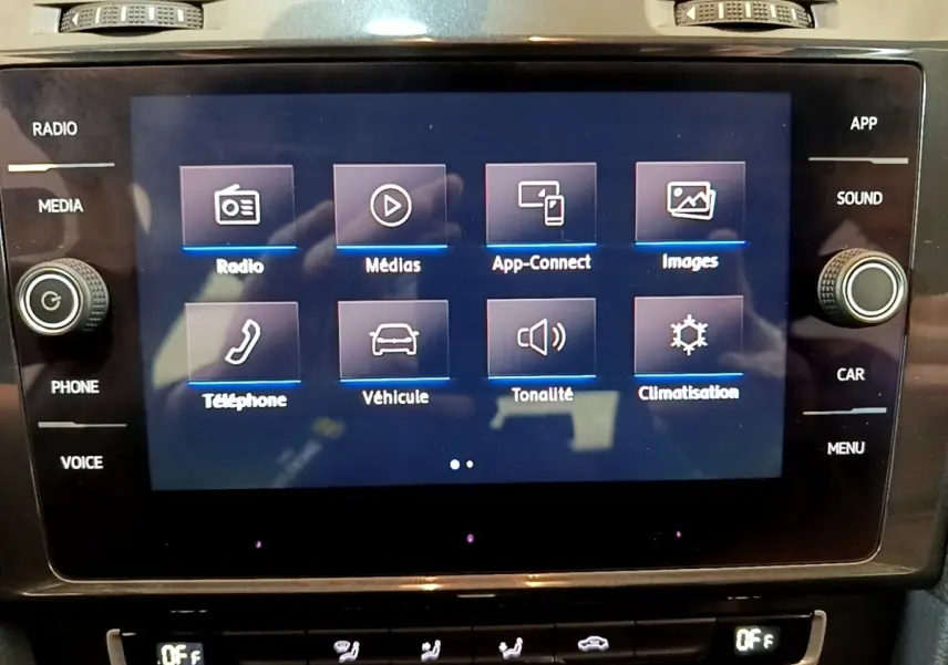 Écran tactile central de la Volkswagen Golf noire 2019 affichant les options radio, médias, téléphone et climatisation.
