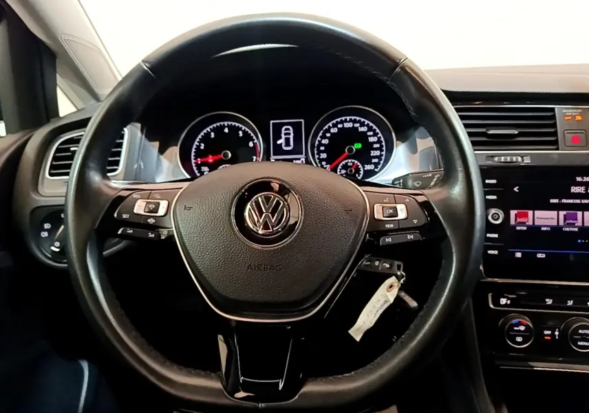 Vue rapprochée du volant cuir multifonctions noir de la Volkswagen Golf 2019 avec tableau de bord et écran tactile visible.