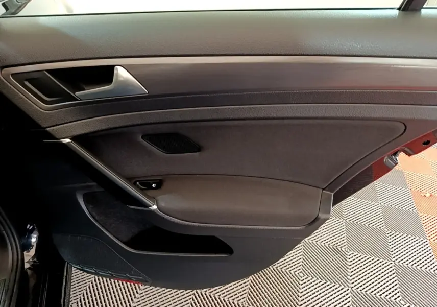 Vue intérieure du panneau de porte avant gauche noir de la Volkswagen Golf 1.0 TSI 115 DSG7 Connect 2019.