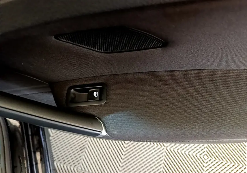 Détail du plafond intérieur noir de la Volkswagen Golf 2019 avec commande d'ouverture de toit ouvrant.