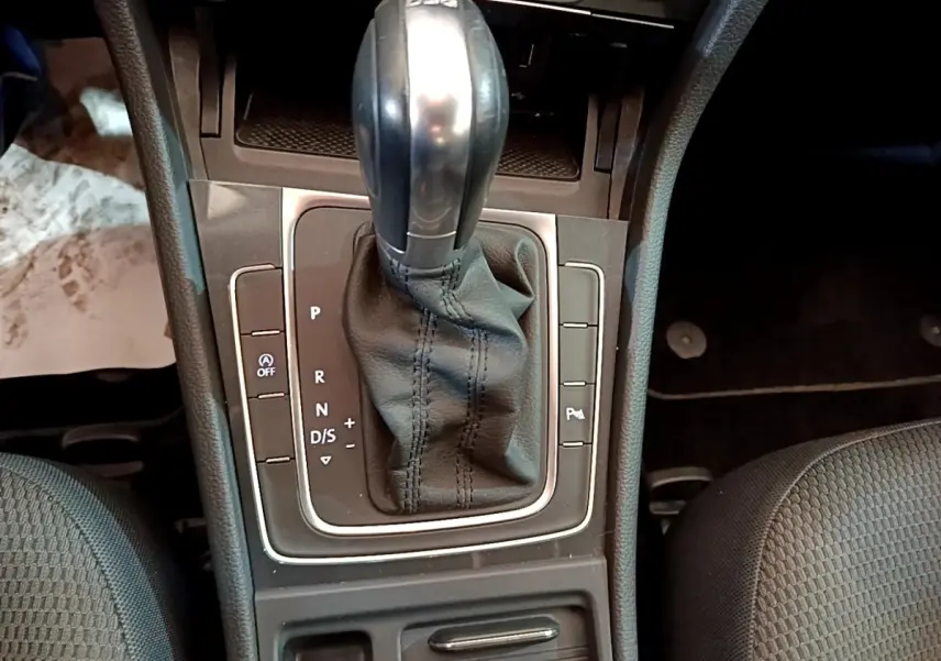 Gros plan sur la commande de boîte automatique DSG noire au centre de la console d’une Volkswagen Golf 2019.