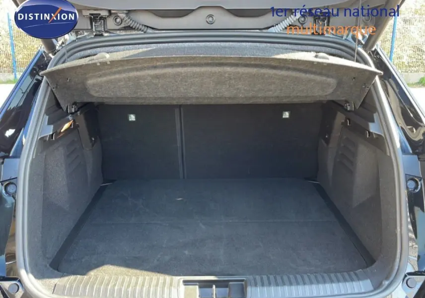 Coffre ouvert en vue arrière d'une Renault Symbioz noire étoile métal, montrant un espace de chargement vide et spacieux.