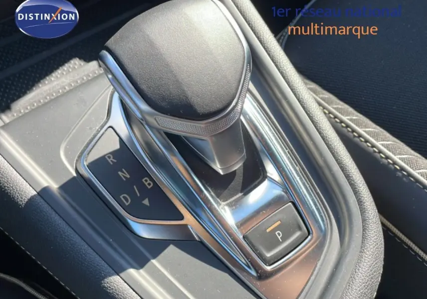 Gros plan sur le levier de vitesses automatique noir et chrome de la Renault Symbioz 2025, intérieur cuir noir.