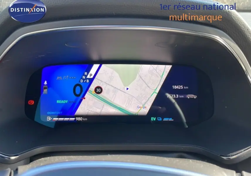 Tableau de bord numérique de Renault Symbioz 2025 affichant la navigation et l'autonomie, vue de face intérieure.