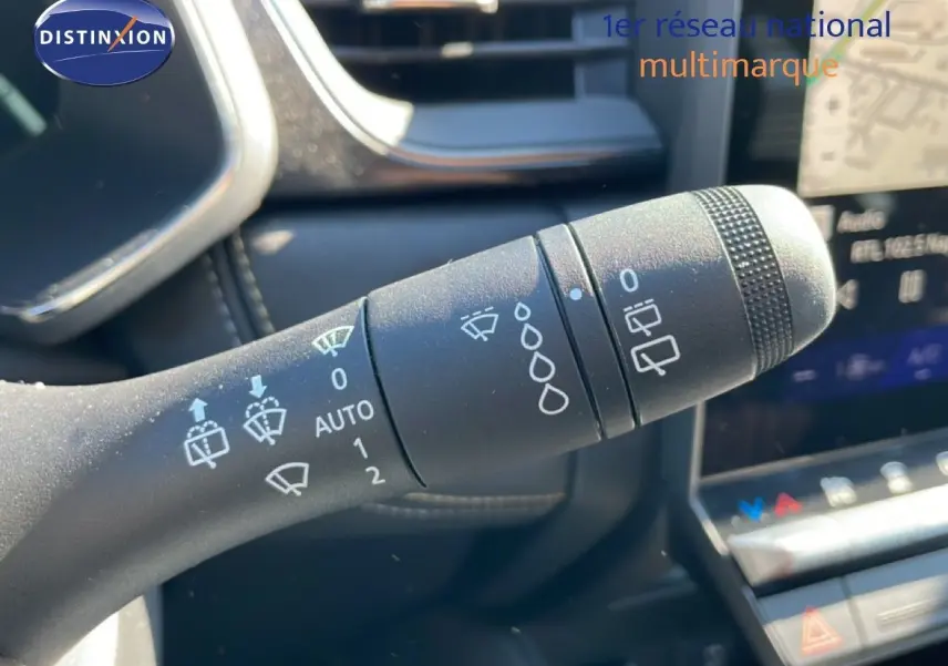 Gros plan sur la commande d’essuie-glace côté gauche du tableau de bord d’une Renault Symbioz noire étoile métal 2025.