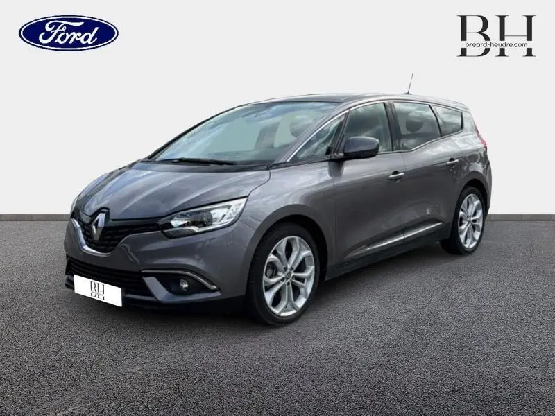 Renault Grand Scenic gris Cassiopée en 3/4 avant droit, avec jantes alu et vitres arrière surteintées.