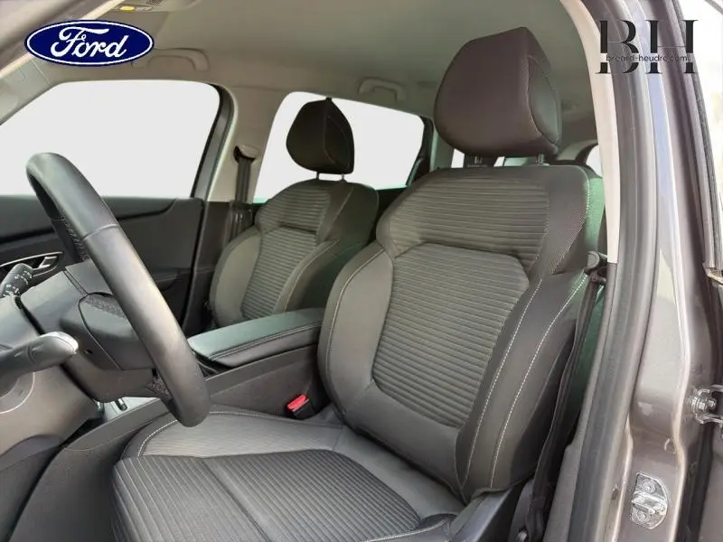 Vue intérieure côté gauche sur les sièges avant en tissu carbone foncé du Renault Grand Scenic gris Cassiopée 2019.