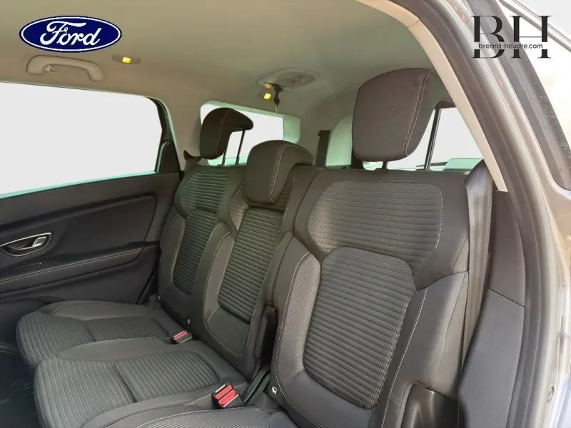 Vue intérieure côté droit sur la banquette arrière en tissu carbone foncé d'un Renault Grand Scenic gris Cassiopée 7 places.
