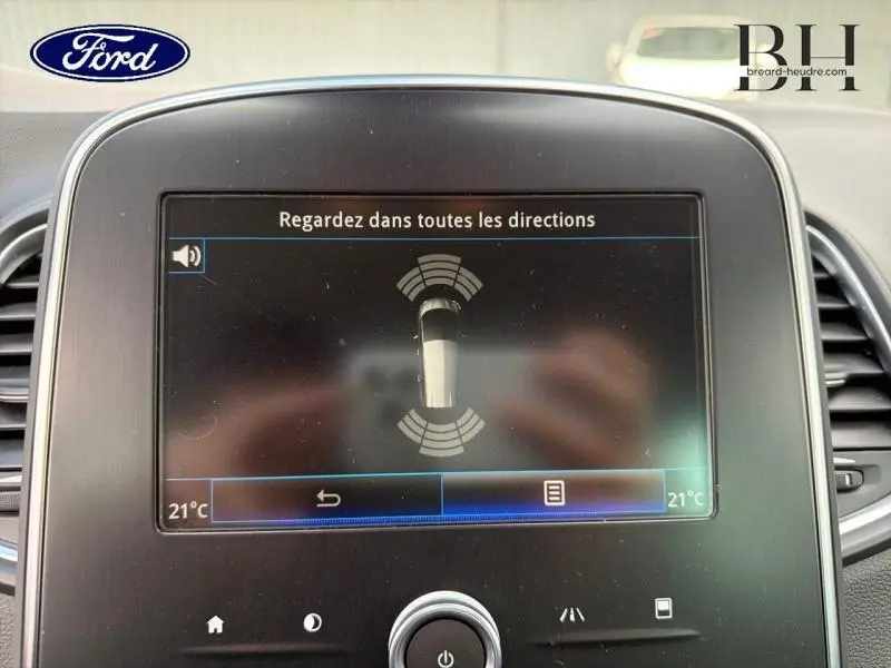Écran tactile central du Renault Grand Scenic gris Cassiopée affichant l'aide au stationnement, vue de face intérieure.