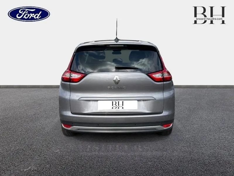 Vue arrière d'un Renault Grand Scenic gris Cassiopée 2019 avec feux arrière allongés et lunette arrière surteintée.