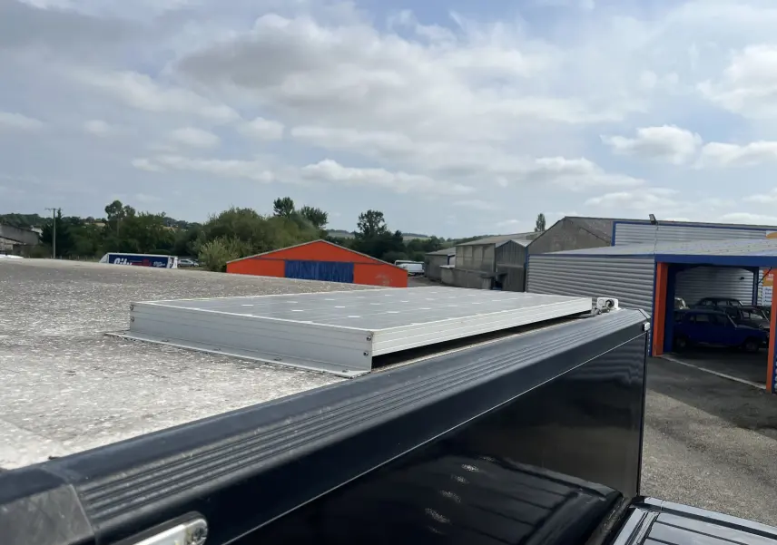 Vue en plongée du toit gris graphito du Citroën Jumper food truck avec panneau solaire installé dessus.