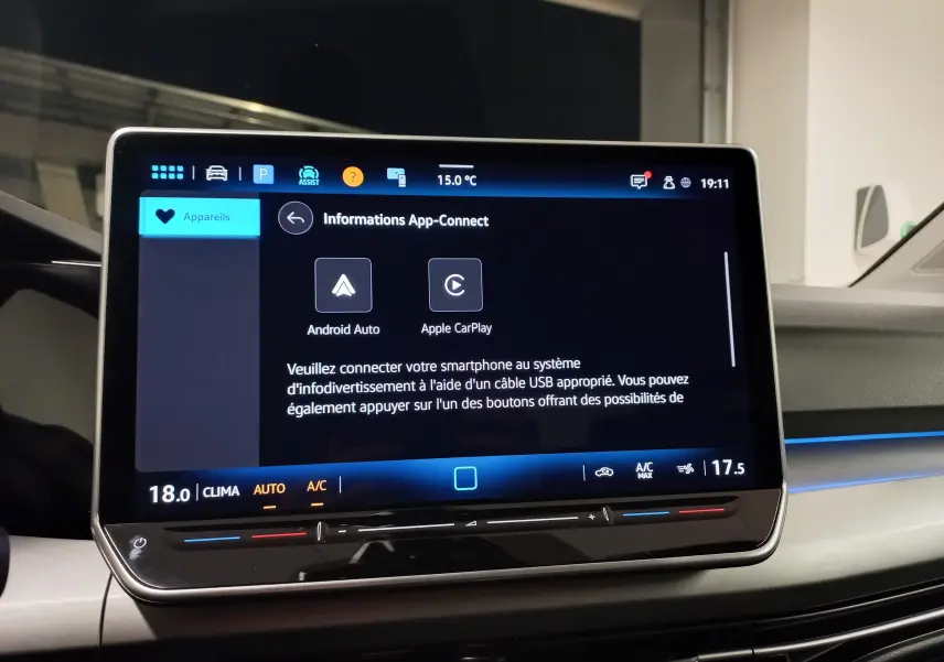 Écran tactile central du tableau de bord de la Volkswagen Golf 1.5 TSI 116 BVM6 VW Edition affichant les options Android Auto et Apple CarPlay.