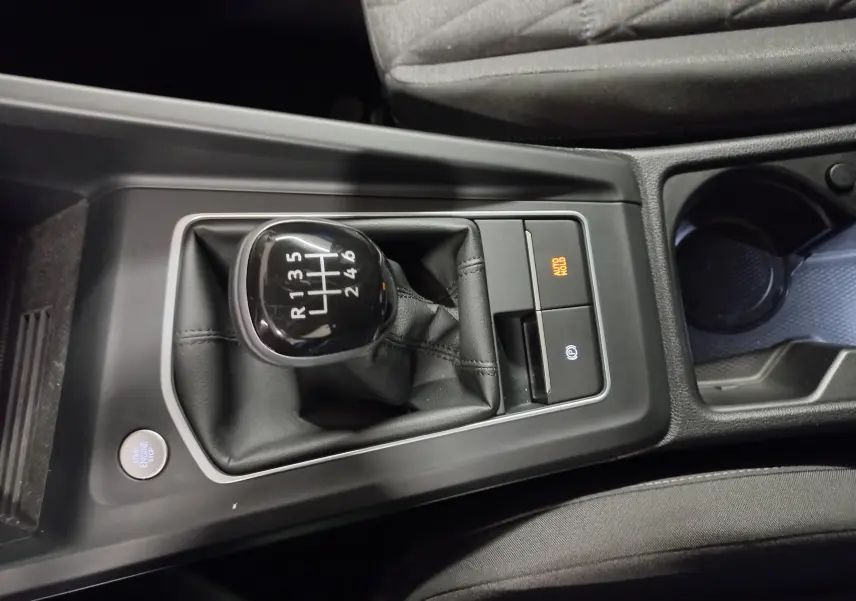 Vue rapprochée du levier de vitesses manuel de la Volkswagen Golf 1.5 TSI 116 BVM6 VW Edition avec bouton start/stop et frein à main électronique.