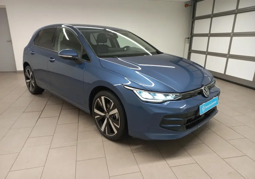 Volkswagen Golf 1.5 TSI bleu Anemone vue 3/4 avant droit avec jantes alliage 18 pouces Catania