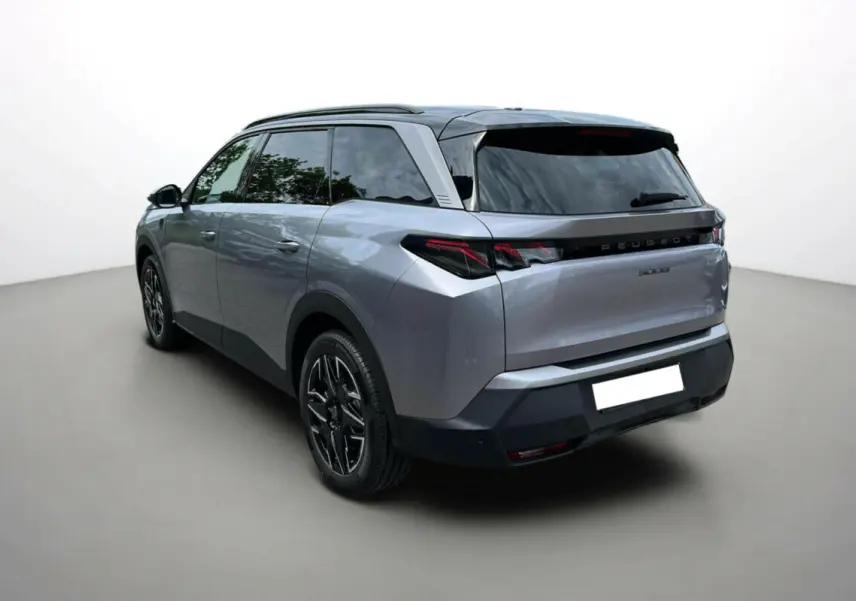 Vue 3/4 arrière droite du Peugeot 5008 Hybrid 145 GT gris artense avec toit noir et jantes alu 19 pouces.