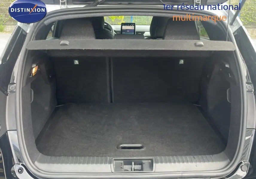 Coffre ouvert d’un Renault Captur noir étoile métal, vue arrière montrant l’espace de chargement et l’intérieur gris noir.