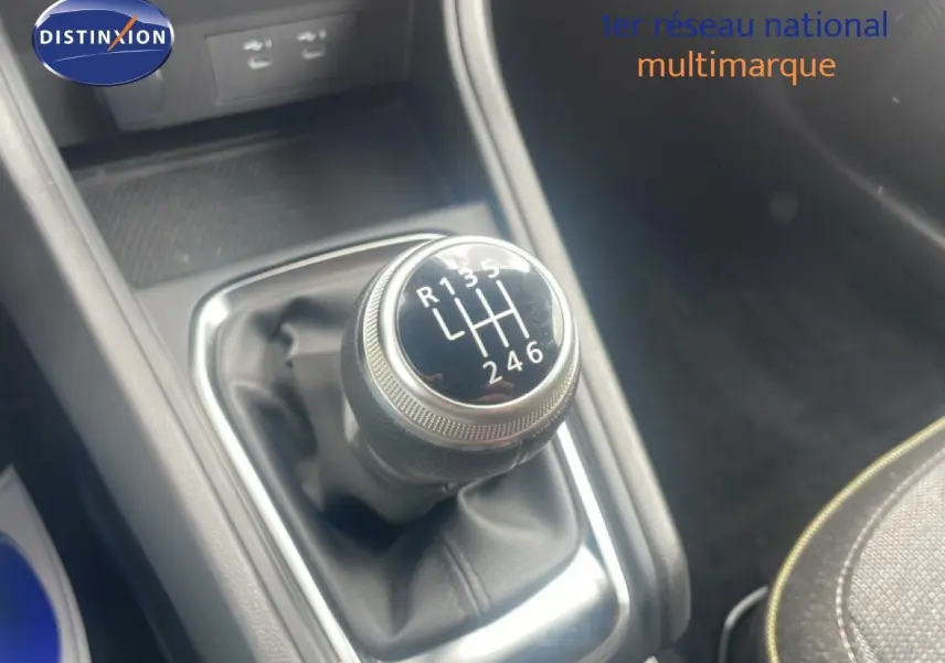 Le levier de vitesses manuel du Renault Captur 2025 en gros plan, avec soufflet en cuir noir.