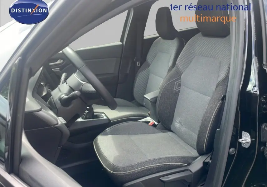 Vue intérieure côté conducteur du Renault Captur 2025 noir étoile métal, sièges tissu gris avec détails contrastants.