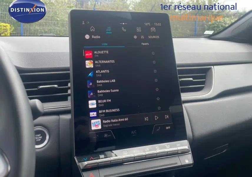 Écran tactile central du Renault Captur 2025, vue intérieure frontale avec tableau de bord gris et commandes digitales.