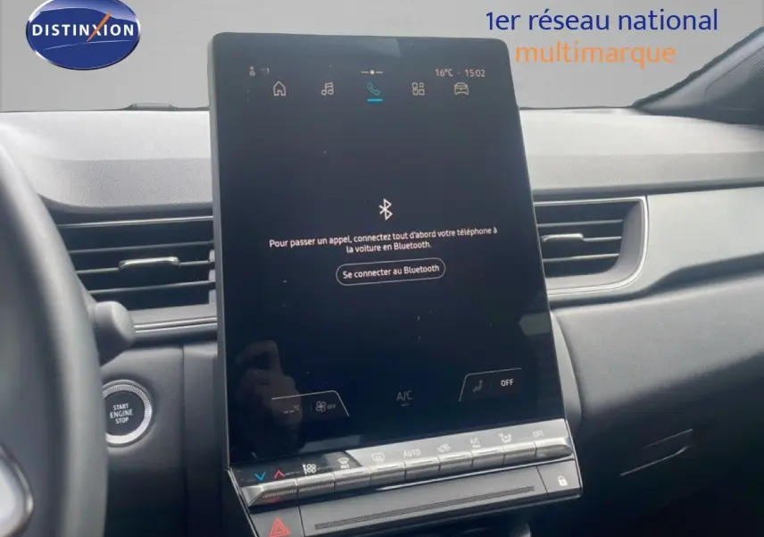 Vue intérieure du tableau de bord du Renault Captur 2025, écran tactile central vertical et finition gris noir.