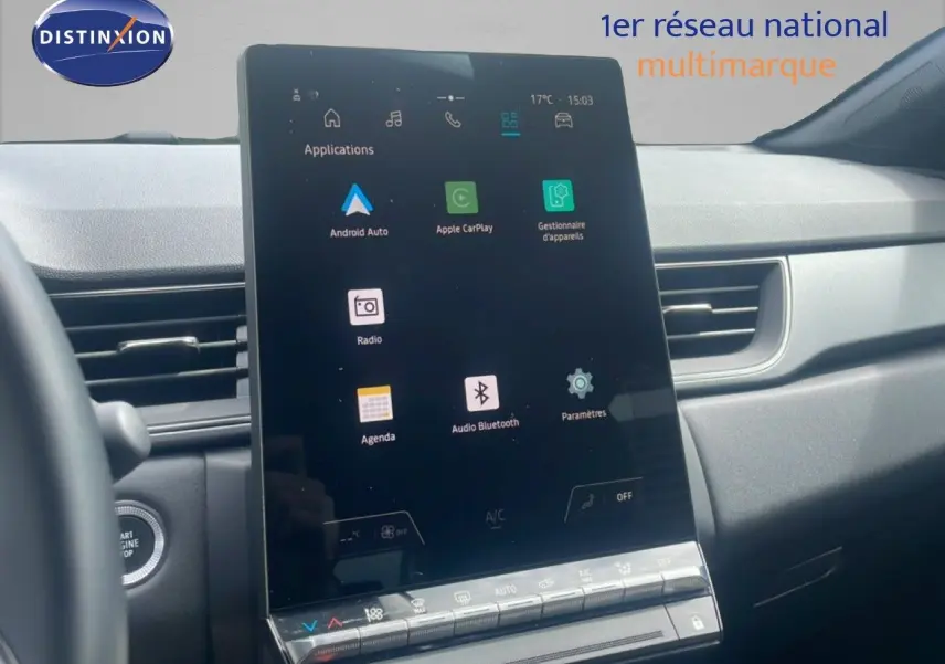 Vue intérieure centrée sur l'écran tactile vertical du tableau de bord du Renault Captur 2025, finition noire et toit gris.