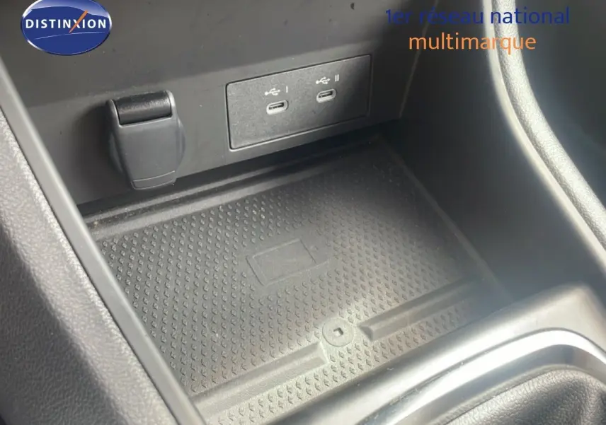 Gros plan sur la console centrale du Renault Captur 2025, montrant les ports USB et le tapis antidérapant noir.