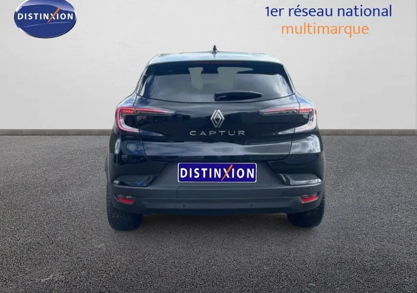 Vue arrière du Renault Captur noir étoile métal avec toit gris, mettant en valeur ses feux arrière fins et son logo central.