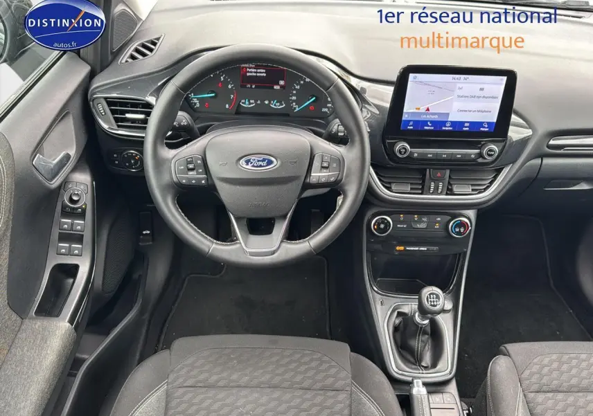 Intérieur avant du Ford Puma 2023, tableau de bord moderne avec écran tactile et volant multifonction noir.