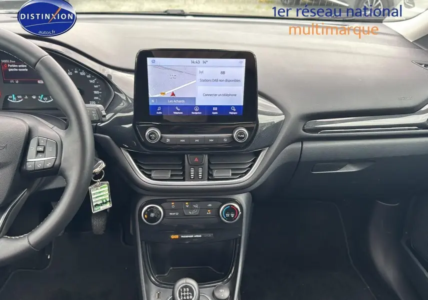 Vue intérieure frontale du tableau de bord noir du Ford Puma 2023 avec écran tactile et boîte manuelle.