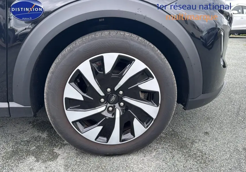 Gros plan sur la roue avant droite du Ford Puma noir 2023 avec jante alliage bicolore distinctive.