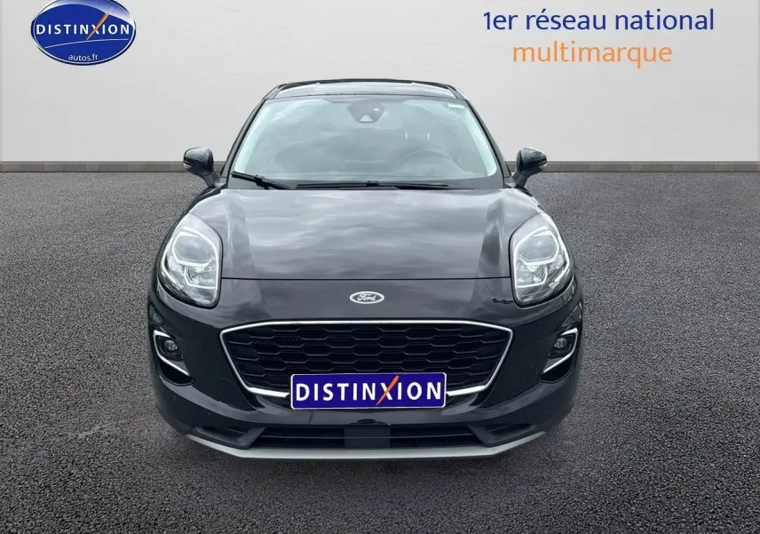 Vue frontale d'un Ford Puma noir 2023 avec calandre hexagonale et phares LED distinctifs.
