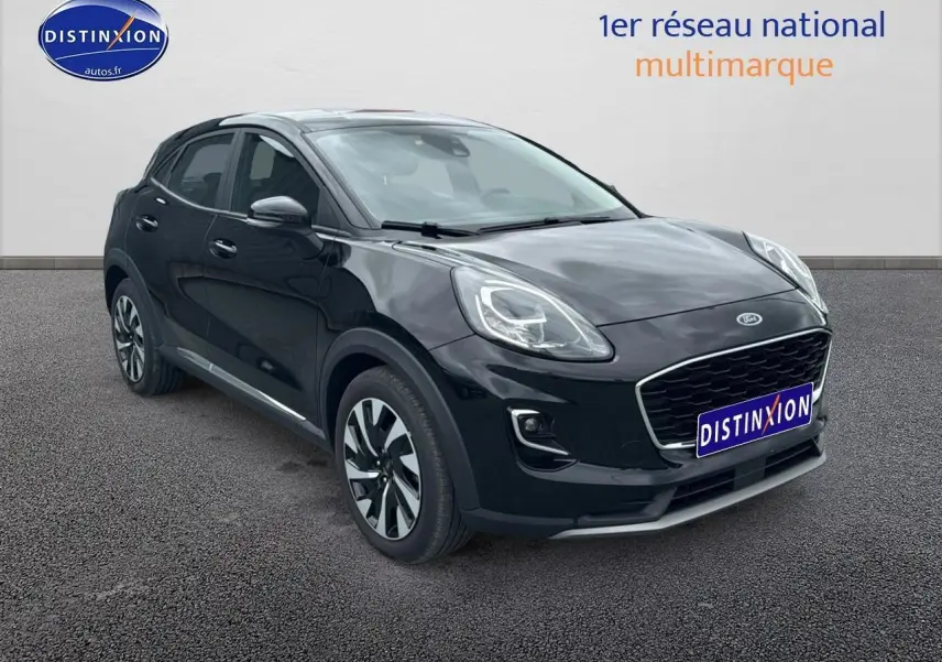 Ford Puma noir vue 3/4 avant droit, mettant en valeur sa calandre large et ses phares distinctifs à LED.