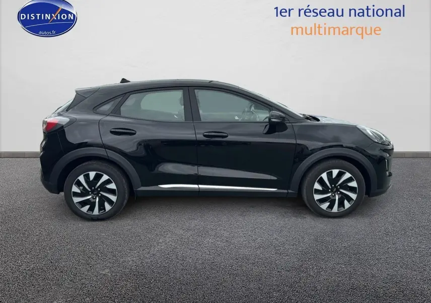 Profil côté gauche d'un Ford Puma noir 2023 avec jantes bicolores et lignes chromées basses visibles.
