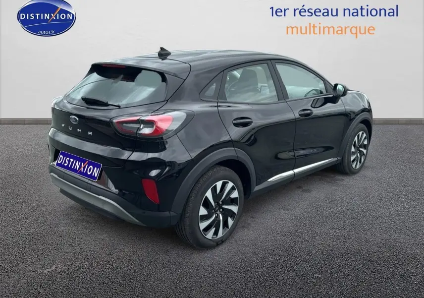 Vue 3/4 arrière droite d'un Ford Puma noir 2023 avec jantes alliage et becquet arrière distinctif.